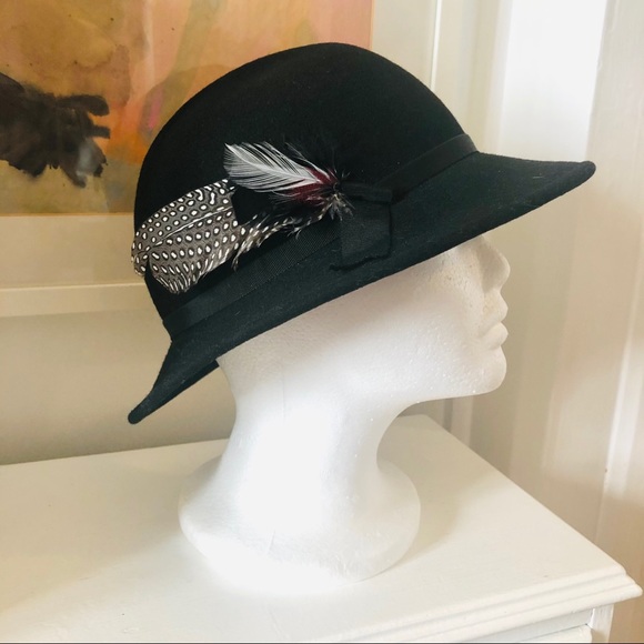 Vintage wool felted hat with feather - Picture 2 of 11